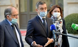 Le ministre de l'Intérieur Gérald Darmanin entouré du patron de la fédération de foot Noël Le Graët et la ministre des Sports Roxana Maracineanu, le 23 novembre 2021 à Paris 