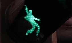 La silhouette d'Elvis Presley informe les habitants de Friedberg qu'ils peuvent traverser la chaussée, le 7 décemebre 2018 en Allemagne