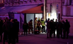 Des enquĂȘteurs russes devant un cafĂ© oĂč un blogueur militaire russe a Ă©tĂ© tuĂ© et au moins 25 personnes blessĂ©es, le 2 avril 2023 Ă Saint-PĂ©tersbourg