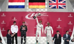 Le pilote allemand Nico Rosberg (Mercedes-AMG) brandit le trophée sur le podium aprÚs sa victoire au GP du Japon de F1 à Suzuka, le 9 octobre 2016
