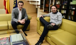 Le dirigeant socialiste Pedro Sanchez (g) et chef du parti de gauche radicale Podemos, Pablo Iglesias (d), à Madrid, le 5 février 2016