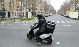 Un coursier Uber Eats livre Ă Paris, le 22 mars 2020