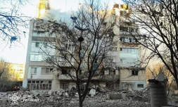 Cette photographie émanant du compte Telegram du président ukrainien Volodymyr Zelensky le 19 novembre 2025 montre des dégâts causés à un immeuble résidentiel de Ternopil par des frappes russes qui ont fait au moins dix morts dans cette ville de l'ouest de l'Ukraine
