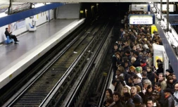 Des usagers sur le quai de la station ChĂątelet pendant une grĂšve de la RATP en novembre 2007