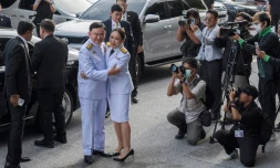 L'ancien Premier ministre thaïlandais Thaksin Shinawatra et sa fille Paetongtarn Shinawatra arrivent à la cérémonie d'investiture de cette dernière comme cheffe du gouvernement, le 18 août 2024 à Bangkok
