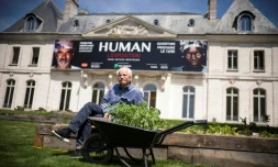Le photographe Yann Arthus-Bertrand devant le domaine de Longchamp, au Bois de Boulogne à Paris le 10 mai 2017