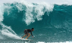 Le surfeur cubain Ayax Borrero, sur la cĂŽte de La Havane le 16 avril 2022