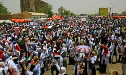 Des manifestants soudanais autour du QG de l'armée, à Khartoum, le 17 avril 2019