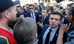 Emmanuel Macron (C) discute avec des manifestants opposés à ses réformes à Saint-Dié-des-Vosges, le 18 avril 2018