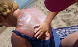 A la plage, les huiles solaires peuvent former un écran sur l'eau et ralentir la photosynthèse des végétaux sous-marins. Un lait sera préférable