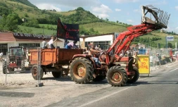 Démontage d'un McDo en construction à Millau le 12 août 1999