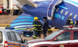 Des équipes d'urgence opèrent autour de l'avion d'Azerbaijan Airlines qui s'est écrasé près d'Aktaou le 25 décembre 2024