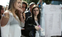 Des lycéens devant les listes des résultats du Baccalauréat à Cherbourg-Octeville, le 5 juillet 2017