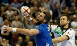 Luka Karabatic (g) à la lutte avec l'Allemand Fabian Boehm lors du Mondial, à Berlin, le 15 janvier 2019  