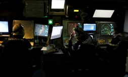 Des soldats de la Marine française travaillent au centre d?opérations de la frégate furtive La Fayette qui patrouille depuis trois mois en Méditerranée orientale, le 26 octobre 2020