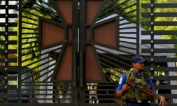 Un militaire garde l'entrée de l'église Saint-Sébastien à Negombo au Sri Lanka, le 23 avril 2019