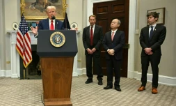 Le président américain Trump s'exprime dans la salle Roosevelt, entouré de Masayoshi Son (2e d), président-directeur général de SoftBank, Larry Ellison (3e d), directeur général d'Oracle et Sam Altman (d), directeur général d'Open AI, à la Maison Blanche, le 21 janvier 2025 à Washington