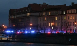 Des véhicules de police et des ambulances près de l'Université Charles dans le centre de Prague, le 21 décembre 2023