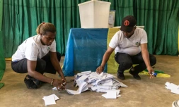 Dépouillement des bulletins de vote pour la présidentielle et les législatives à Kigali, le 15 juillet 2024 au Rwanda