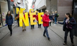 Harry van Bommel, membre du Parti socialiste néerlandais, distribue des tracts pour le "non" au référendum sur l'accord d'association UE-Ukraine, à La Haye, le 5 avril 2016