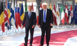 Le président du Conseil européen Donald Tusk (g) accueille le président américain Donald Trump, le 25 mai 2017 à Bruxelles