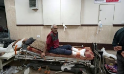 Des Palestiniens blessés reçoivent des soins à l'hÎpital al-Aqsa à Deir el-Balah dans le centre de la bande de Gaza le 3 avril 2024