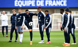 L'attaquant français Anthony Martial (c) lors d'un entraßnement des Bleus, le 25 mars 2018 à Clairefontaine