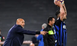 L'entraĂźneur de l'Inter Milan Luciano Spalletti (g) donne des instructions lors du match contre Naples en Serie A au stade San Paolo, le 19 mai 2018