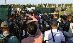 Les journalistes tentant d'assister à l'entraînement de l'équipe d'Argentine, à leur camp de base de Bronnitsy, près de Moscou, le 18 juin 2018, pendant la Coupe du monde 