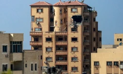 Un trou béant suite à une frappe sur le bâtiment Hajji, qui abritait plusieurs bureaux dont ceux de l'Agence France-Presse (AFP) à Gaza, photograhié le 3 novembre 2023