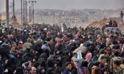 Des familles syriennes fuient les quartiers rebelles d'Alep et font la queue pour prendre des bus gouvernementaux ralliant la partie ouest de la ville contrôlée par le régime, le 29 novembre 2016 