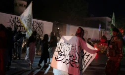 Des combattants talibans se rassemblent dans les rues de Kaboul (Afghanistan), le 30 août 2022, pour célébrer le 1er anniversaire de la fin de la guerre avec les Etats-Unis