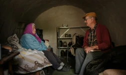 Le professeur de biologie retraité Oleksiï Poliakov (à droite), 84 ans, et sa femme Galina Poliakova, 81 ans, 81, discutent dans leur cave à légumes transformée en abri à Sydorovié, dans l'est de l'Ukraine, le 17 mai 2022
