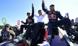 Le Français Stéphane Peterhansel (d) juché sur sa Peugeot célèbre sa victoire au Dakar, le 16 janvier 2016 à Rosario en Argentine