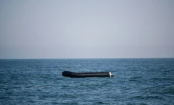 Un bateau qui transportait des migrants, secourus par les marins de l'Abeille Languedoc, le 9 mai 2022, dans la Manche 