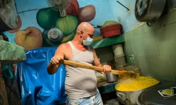 Le Cubain Pedro Pablo Vazquez, surnommé "Pepin", cuisine pour le projet communautaire Quisicuaba, le 1er novembre 2021 à La Havane