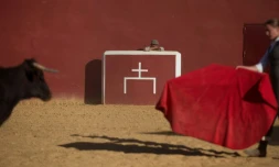 La "novillera" Rocio Romero s'entraßne dans l'arÚne de l'élevage Montes de Oca, dans le sud de l'Espagne, le 26 mai 2020