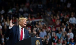 Le président américain Donald Trump en meeting jeudi 30 janvier 2020 à Des Moines dans l'Iowa