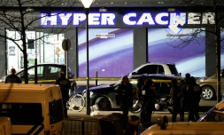 Des policiers devant l'hyper cacher près de la porte de Vincennes, le 9 janvier 2015 à Paris