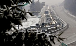 Un bouchon sur la RN90, entre Albertville et Moûtiers, dans la vallée alpine de la Tarentaise, le 30 décembre 2017