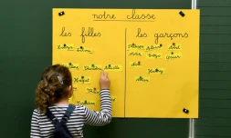 Une élève écrit sur un tableau le jour de la rentrée scolaire le 4 septembre 2017 à Quimper, France