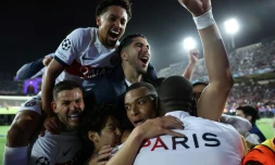 Mbappé et ses coéquipiers célÚbrent le quatriÚme but du Paris SG à Barcelone, marqué par Mbappé, qui envoie Paris en demi-finale de Ligue des champions.