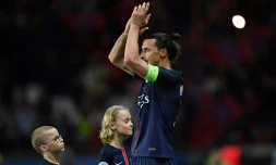 L'attaquant vedette du PSG Zlatan Ibrahimovic applaudit les supporters Ă  la fin du match face Ă  Nantes au Parc des Princes, le 14 mai 2016