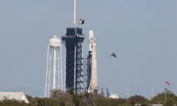 Une fusée Falcon 9 de SpaceX sur son pas de tir avant son décollage pour la mission vers la Lune d'Intuitive Machines, au Centre spatial Kennedy, le 13 février 2024 en Floride