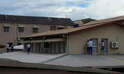 Des élèves de l'Institut Sao José sont réfugiés sur le toit alors qu'un adolescent a ouvert le feu dans l'établissement, à Rio Branco, dans l'Etat amazonien d'Acre, au Brésil, le 5 mai 2026