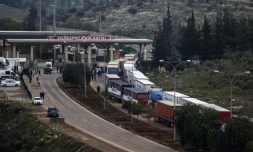 Des dizaines de camions chargés d'aide alimentaire en attente le 17 décembre 2016 au poste frontière d'Hatay entre la Turquie et la Syrie
