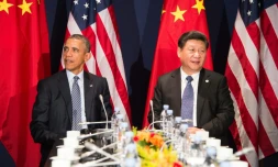 Le président américain Barack Obama (g) et son homologue chinois, Xi Jinging, le 30 novembre 2015 au lancement de la COP21, au Bourget, près de Paris