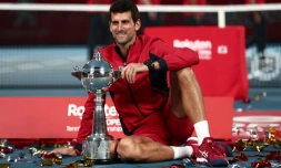 Le Serbe Novak Djokovic célÚbre sa victoire au tournoi du Japon, à Tokyo, le 6 octobre 2019