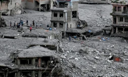 Des habitants parmi les décombres après la crue dévastatrice qui a ravagé leur ville de Nuwakot, au Népal, le 1er septembre 2026