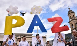 Des Colombiens brandissent le signe "Paix", le 26 septembre 2016, à Bogota, pour célébrer l'accord de paix historique entre les Farc et le gouvernement